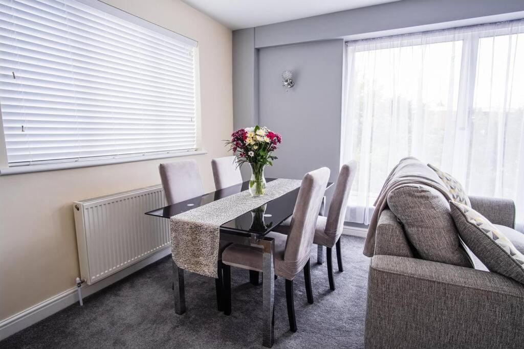 Tallets Apartment With Balcony & Parking تِوْكيسبوري المظهر الخارجي الصورة