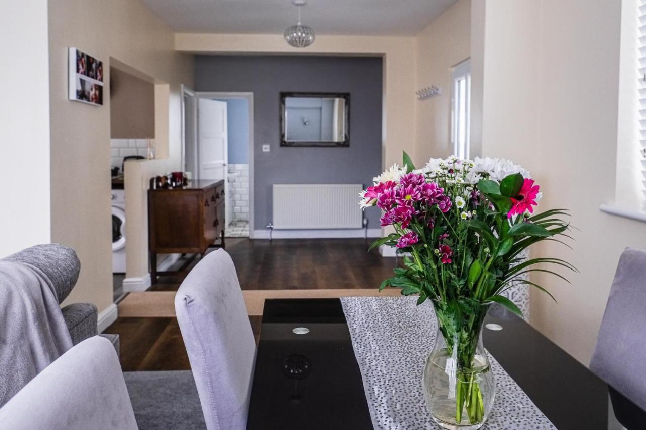 Tallets Apartment With Balcony & Parking تِوْكيسبوري المظهر الخارجي الصورة