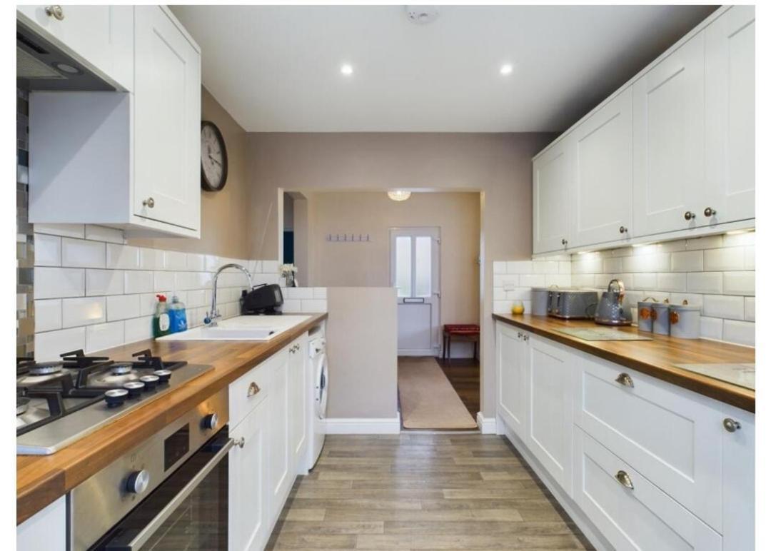 Tallets Apartment With Balcony & Parking تِوْكيسبوري المظهر الخارجي الصورة