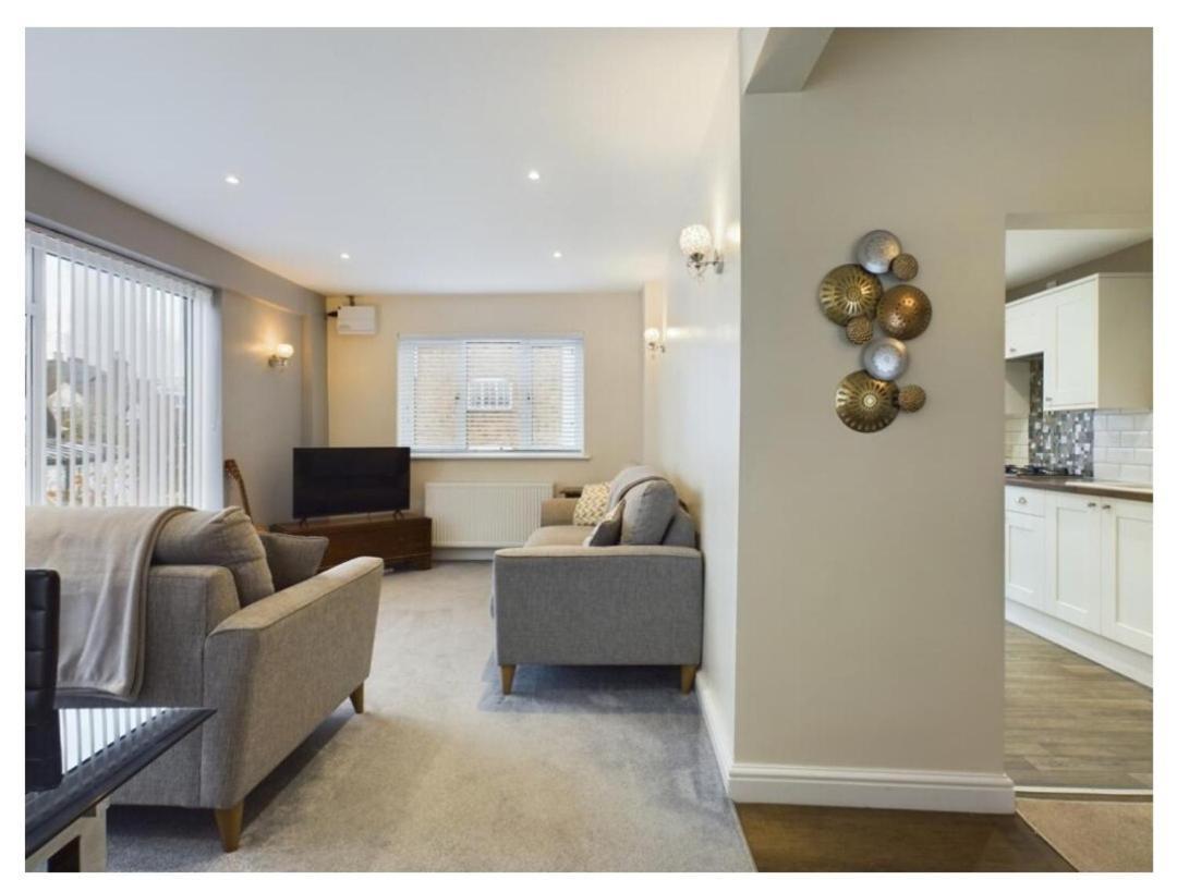 Tallets Apartment With Balcony & Parking تِوْكيسبوري المظهر الخارجي الصورة